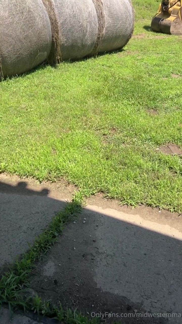 Emma Claire - Giving BJ To Her Farmhand With Huge Load On Tittie.mp4