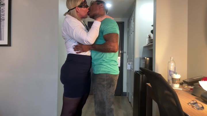 Flight Attendant Fiona - Finally Gets King Cobra To Her Hotel Room.mp4