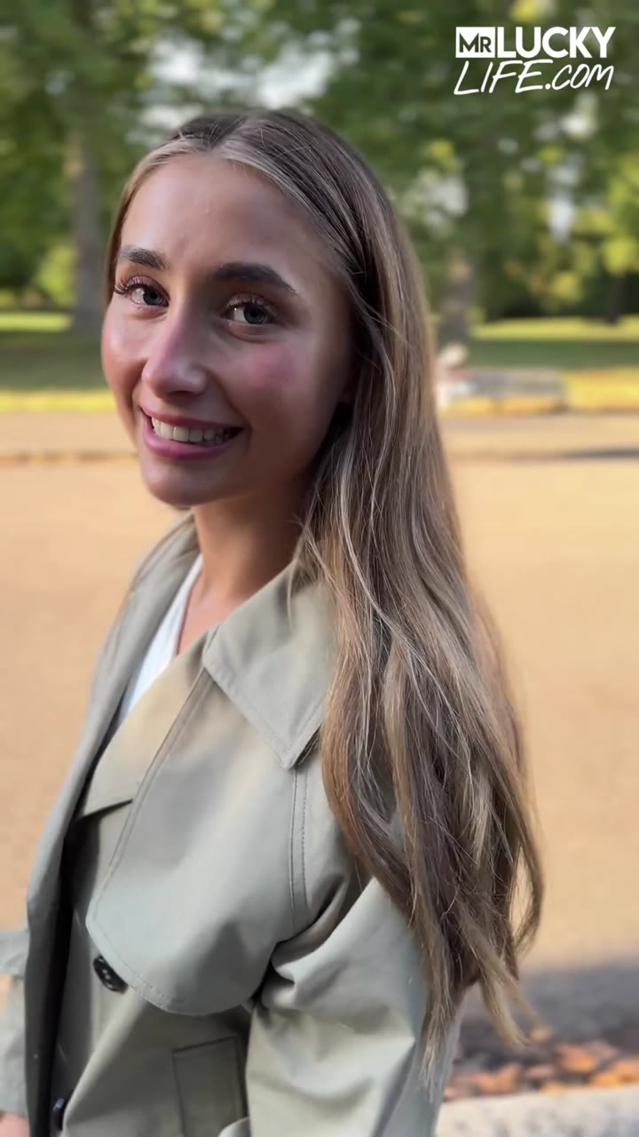 Lily Phillips - Lily Lights Up London.mp4